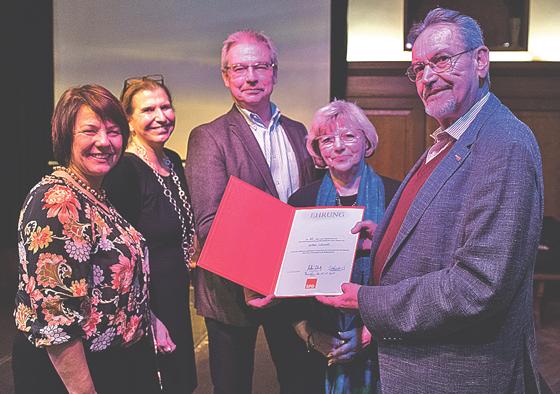 Volker Laturell (r.) wurde 2018 für seine 60-jährige Mitgliedschaft geehrt. Es gratulierten Diana Stachowitz MdL, Julia Schönfeld-Knor, Alexander Reissl und Johanna Salzhuber (v.l.n.r.). Foto: privat