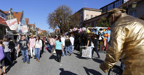 Im Marktkalender der fahrenden Händler hat sich das Altstadtfest in Erding, wie übrigens auch vergleichbare Veranstaltungen dieser Art, einen festen Platz erobert. Foto: kw