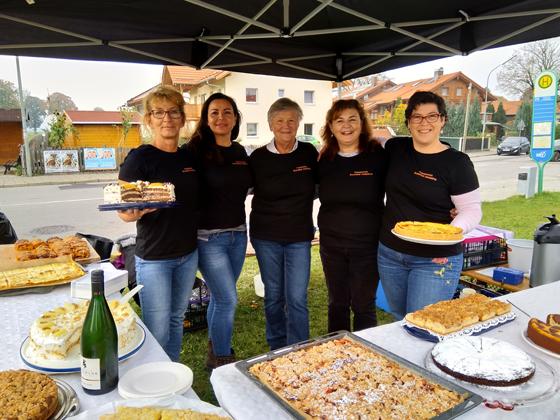 Die Frauen-Union Brunnthal verwöhnt die Besucher des Herbstmarktes mit selbstgebackenem Kuchen. Foto: hw