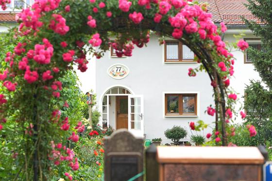 Egal ob mit Blumen, Obstbäumen oder plätschernden Teichen: Die interessantesten Gärten öffnen am 30. Juni der Öffentlichkeit ihre Pforten. Foto: Landratsamt München
