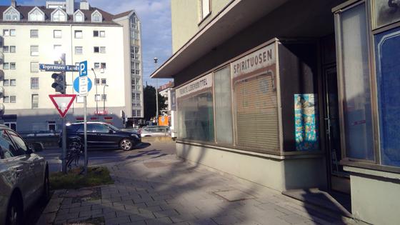 Seit Anfang der 90er Jahre steht der Lebensmittelladen an der Tegernseer Landstraße, Ecke Spixstraße, leer. Jetzt wird er für ein Kunstprojekt wieder zum Leben erweckt. Foto: bs