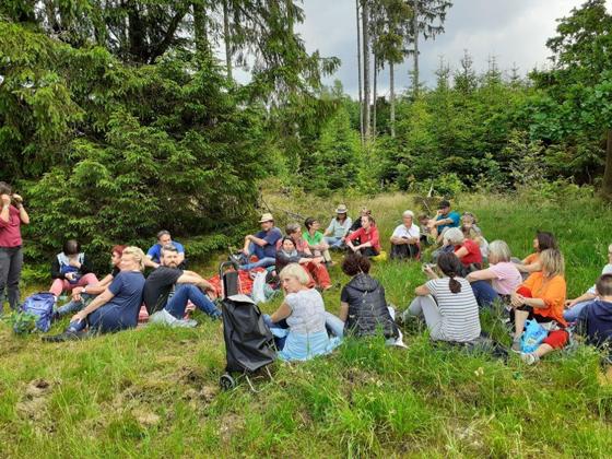 Am Sonntag lud die BN-Ortsgruppe Forstinning zur Entdeckungstour im Wald mit Kräuterpädagogin Gabriele Adermayer ein. Foto: Privat