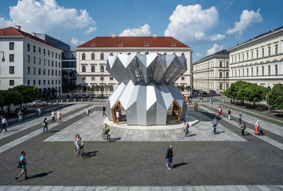 Ihren 25. Geburtstag feierte die bekannte Münchner Straßenzeitung BISS mit der Skulptur I will be with you, whatever auf dem Wittelsbacherplatz. Foto: Rainer Viertlböck