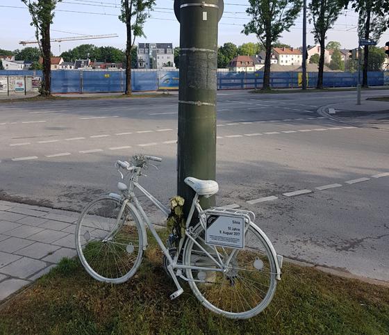 Ein Ghostbike an der Ecke Regerstraße/Welfenstraße erinnert an den Tod einer Radfahrerin, die im August 2017 von einem abbiegenden Lkw erfasst wurde. Foto: bs/Archiv