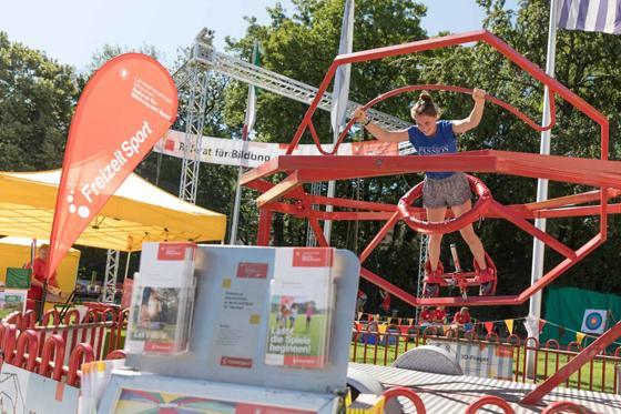 Mitmachen und ausprobieren heißt es wieder am 7. Juli beim Münchner Sportfestival auf dem Königsplatz - wie hier beim 3-D-Flieger. Foto: Paddy Schmitt