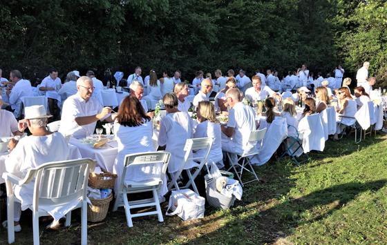 Das nächste "Weiße Dinner" findet am 27. Juli im Unterhachinger Ortspark statt. Foto: VA