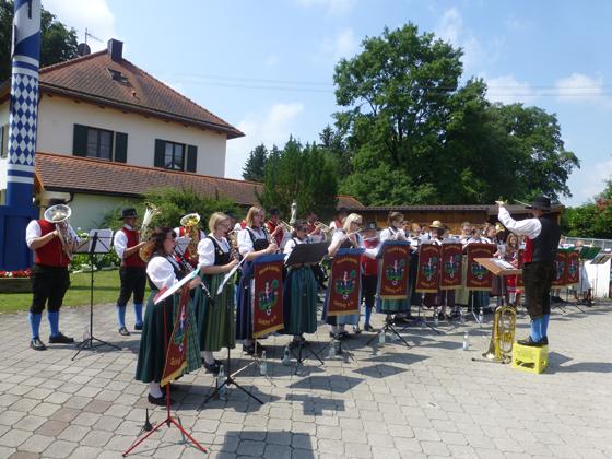 Die Musiker der Blaskapelle Gelting spielen ein Potpourri beliebter Melodien. Foto: Verein