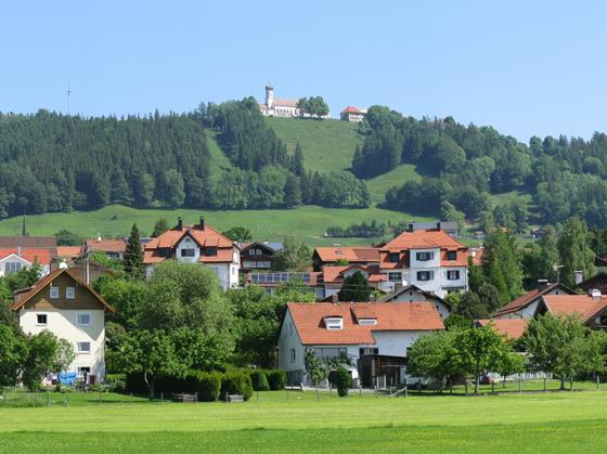 Der Gipfel des Hohen Peißenbergs mit der Wallfahrtskirche und alter Schule ist das Ziel dieses Radlausflugs. Foto: Gemeinfrei
