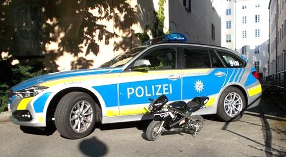 Es wurde von der Münchner Polizei ein viel zu kleines Motorrad beschlagnahmt. Foto: Polizei