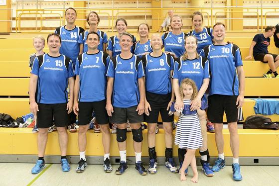 Die Mixedvolleyballer vom TSV Vaterstetten holte sich in Gundelfingen an der Donau die Bayerische Meisterschaft. Foto: Jörg Wißmeyer