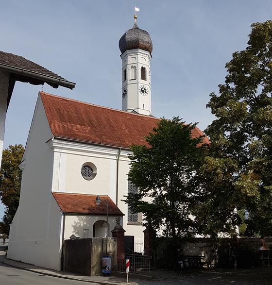 Die Pfarrkirche von Straußdorf. Die Gemeinde wurde zum Abschluss der Gebietsreform in Bayern am 1. Mai 1978 nach Grafing bei München eingemeindet. Foto: CC BY-SA 4.0