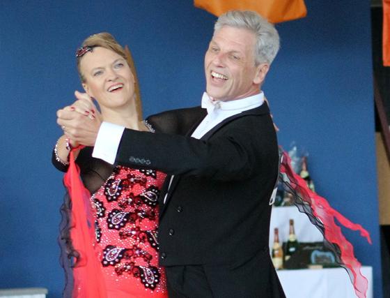 Rüdiger und Alexandra Dreskornfeld gehörten beim letzten Turnier zu den erfolgreichen Tanzpaaren. Foto: blitznicht.de