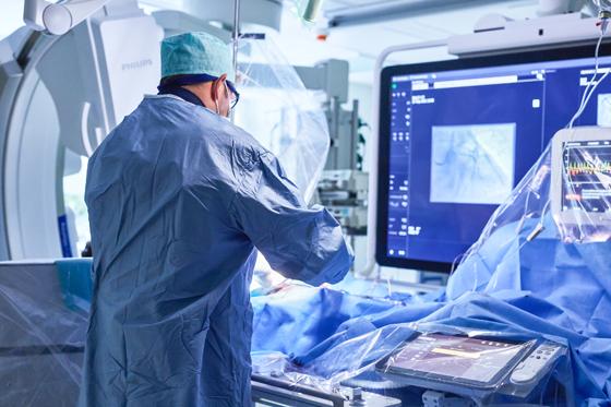 Studie belegt: Untersuchungen am Herzen können in der Azurion-Angiografieanlage strahlenreduzierter durchgeführt werden. Foto: Carlos Fernandez Laser