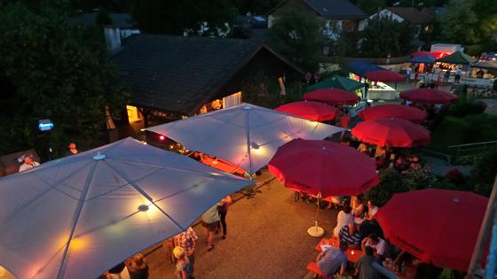 An der historischen Badstube in Eglharting feiert der Perschtenbund Soj wieder sein beliebtes Straßenfest. Foto: VA