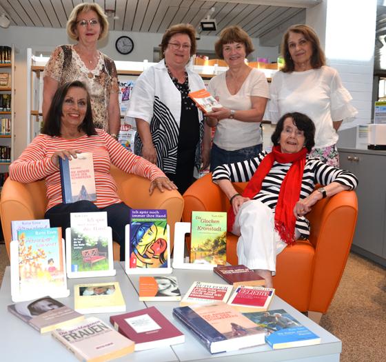 Die Damen des Förderkreises der Gemeindebibliothek, Ursula Diederichs (vorne r.), Maria Teresa Latz (r.), Erika Aulenbach (2.v.l.), Gabriele Pohl (l.)  sowie Bibliotheksleiterin Ute Raab (2.v.r.) und Autorin Ruth Eder (vorne l.). Foto: MO