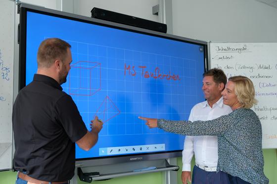 Bürgermeister Ullrich Sander zeigte sich begeistert von der neuen technischen Ausstattung der Grund- und Mittelschule. Foto: VA