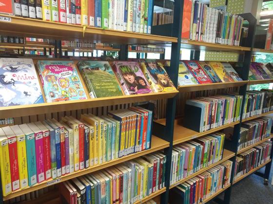 Dieses Jahr neu: Neben einer großen Auswahl an speziell für den Sommerferienleseclub zusammengestellten Büchern und CDs können die Kinder auch aus dem ganzen Sortiment der Bücherei Medien auswählen und Stempel sammeln. F: ahi