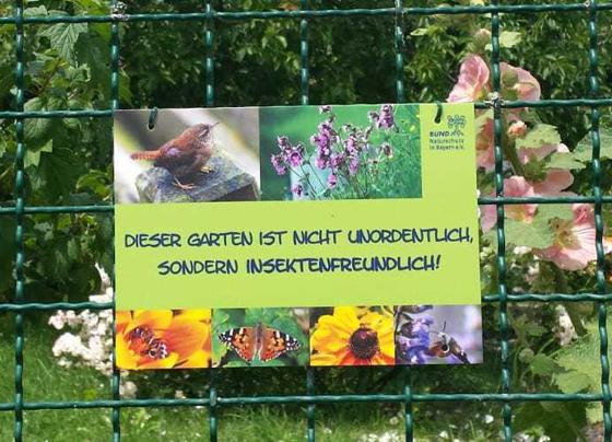Die neugegründete BN-Ortsgruppe Kirchseeon hat ein Schild entwickelt, dass an Gartenzäunen angebracht werden kann. Foto: BN