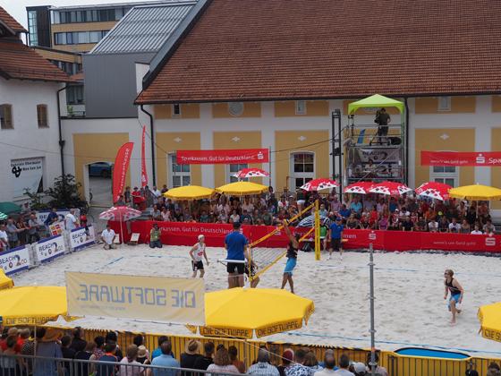 Der Klosterbauhof in Ebersberg verwandelt sich am 20./21. Juli wieder in einer Beachvolleyball-Arena. Foto: beach2go