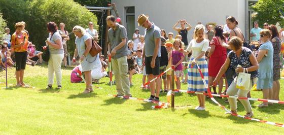 Beim Sommerfest schnitten Vertreter der Stadt München das rot-weiße Band durch. Foto: Stefanie Heindl