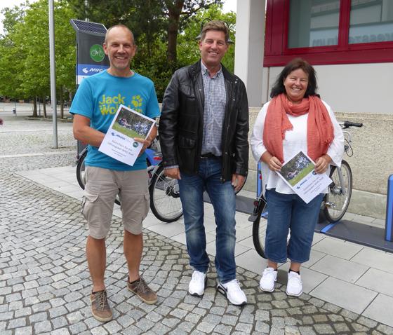Bürgermeister Sander überreicht den glücklichen Gewinnern einen Gutschein für die kostenlose Nutzung der MVG-Räder. Foto: VA