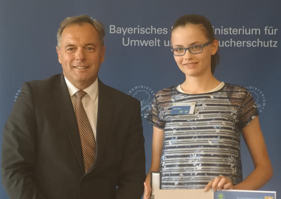 Ministerialdirektor Dr. Rüdiger Detsch überreichte Sonja Ziegler die Auszeichnung "Grüner Junior Engel". Foto: oh