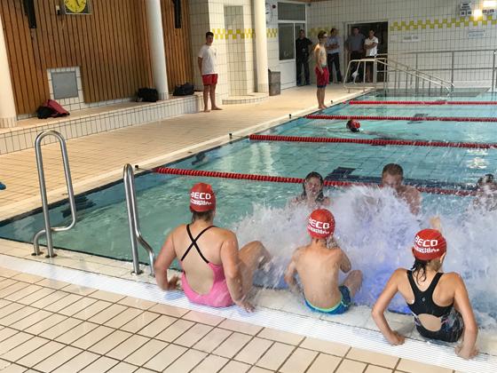 Die Wasserwacht Bayern sorgte mit ihrem Engagement dafür, dass alle Kinder in den Genuss von Schwimmunterricht kamen. Foto: hw