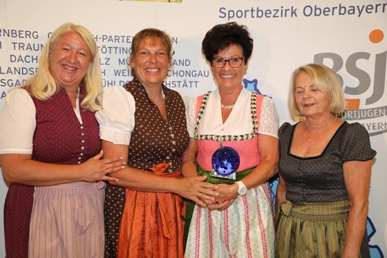 Von links: Claudia Daxenberger (BLSV Bezirksvorsitzende), Elke Baumgärtner (BLSV Kreisvorsitzende München-Land), Preisträgerin Barbara Fesl und Kloty Schmöller (Präsidiumsmitglied des BLSV). Foto: BLSV