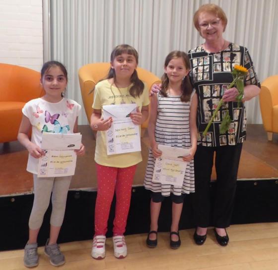 Die 2. Bürgermeisterin Monika Modrow-Lange gratulierte den kleinen Siegern beim Lesewettbewerb. Foto: VA