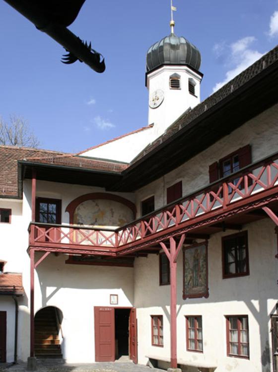 Die Kirchenchöre Grafing und Straußdorf geben ab 17 Uhr ein Benefiz-Konzert im Schlosshof des Schlosses Elkofen. Foto: D. Bitterberg