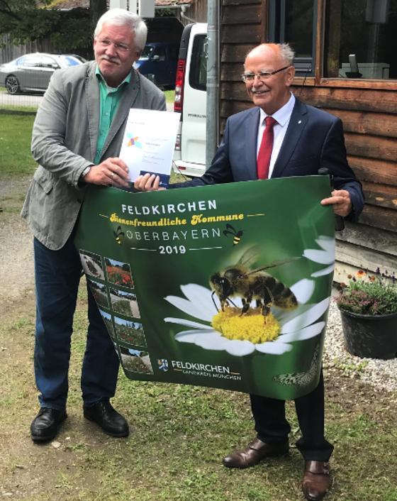 Bürgermeister Werner van der Weck (links) nahm die Ehrung durch den Bezirkstagspräsidenten von Oberbayern, Josef Mederer, entgegen. Foto: Gemeinde Feldkirchen