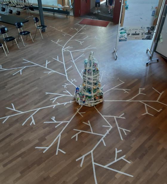 Zwei Wochen lang sammelten die Schüler der Montessori Schule Aufkirchen alle Plastikflaschen, die in der Schule benutzt wurden, und schufen daraus eine Skulptur. Foto: Montessori Erding GmbH