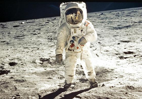 Als Neil Armstrong im Sommer 1969 als erster Mensch den Mond betrat, fieberten rund um den Globus rund 600 Millionen Zuschauer an den Fernsehgeräten mit. Foto: VA/gem