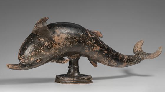 Tafelluxus  Trinkhorn in Form eines Delfins; griechisch, 4. Jh. v. Chr. Foto: © Staatliche Antikensammlungen und Glyptothek München, Renate Kühling