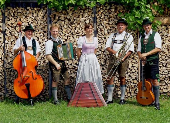Die Jagerholzmusi spielt in der Besetzung Steirische Ziach, Ventilposaune, Hackbrett, Gitarre und Kontrabaß.  Foto: VA