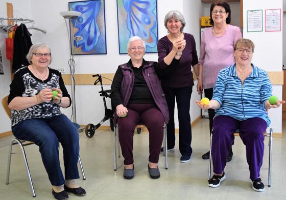 Edeltraut Hummy (Mitte) leitet die Sitzgymnastik in der Seniorenwohnanlage. Sie freut sich, wenn Mobiliät und Beweglichkeit der Seniorinnen und Senioren durch das regelmäßige Training verbessert werden. Foto: dh