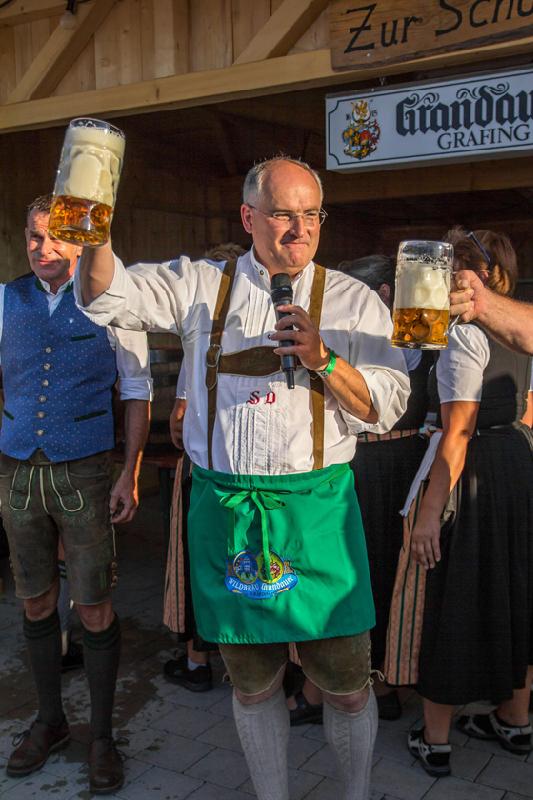 Prosit miteinander! Am Freitagabend eröffnet Bürgermeister Josef Oswald mit dem Anzapfen das mittlerweile 28. Glonner Dorffest. Foto: Glonner Dorffestverein e.V.
