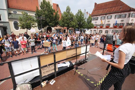 Die dritte Schülerdemonstration am Freitag auf dem Schrannenplatz in Erding brachte wieder eine dreistellige Zahl auf die Straße. Erdings OB Max Gotz machte den Jugendlichen ein umfassendes Gesprächsangebot. Foto: kw