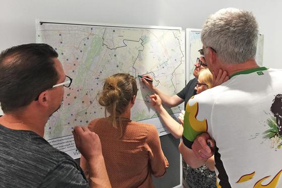 Sehr diskussionsfreudig und engagiert zeigten sich die rund 40 Teilnehmer der Bürgerwerkstatt in Kirchheim zum geplanten Radschnellweg. Foto: Landratsamt München
