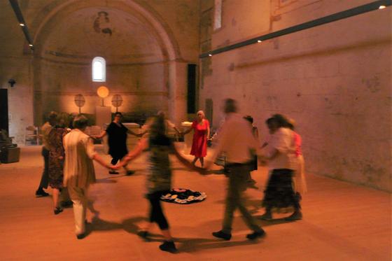 Zum meditativen Tanz wird in St. Aegidius in Keferloh eingeladen. Foto: VA