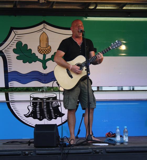 Der Liedermacher Michael Dietmayr sorgte für ausgelassene Stimmung beim Dorffest. Foto: Gemeinde Hohenbrunn