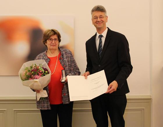 Anna Meier bekam von Kultusminister Piazolo das Ehrenzeichen des Bayerischen Ministerpräsidenten für Verdienste von im Ehrenamt tätigen Frauen und Männern überreicht. Foto: StMUK