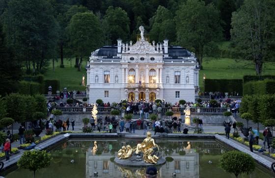 Schloss Linderhof lädt wieder zur beliebten König-Ludwig-Nacht zur Feier des 174. Geburtstages König Ludwigs II. von Bayern am 25. August ein. Foto: VeA