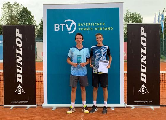 V.l.: Max Rehberg und Max Homberg konnten das Doppel der Dunlop Bavarian Junior Summer Championship für sich entscheiden. Foto: BTV