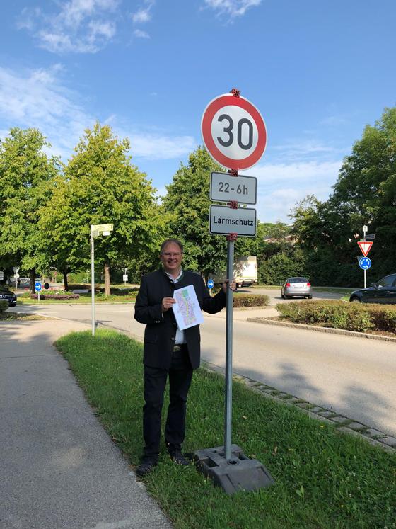 Bürgermeister Wolfgang Panzer freut sich, dass nachts in vielen Straßen Unterhachings nun Zone 30 gelten soll.  Foto: hw