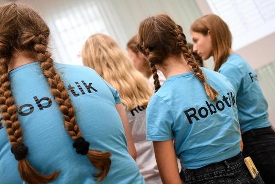 Bei der Preisverleihung der 2. Robotikmeisterschaft hat die Moosacher Samuel-Heinicke-Realschule abgestaubt. Foto: StMUK/Andreas Gebert