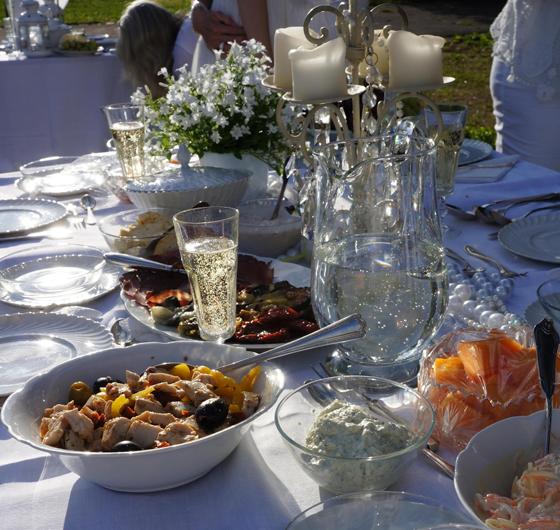 Beim Weißen Dinner sollte nicht nur die Kleidung, sondern auch die Tisch-Deko entsprechend dezent gestaltet sein. Foto: VA