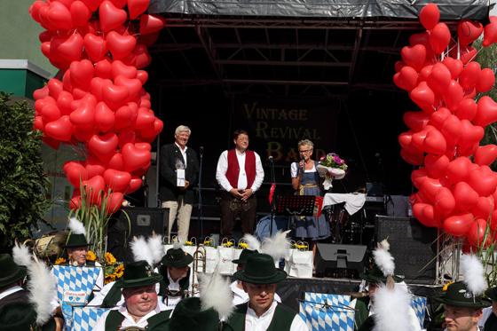 Das Ottostraßenfest wird in traditioneller Weise von Bürgermeister Thomas Loderer (Bildmitte), Dr. Axel Keller und Susanne Vordermaier auf der Bühne eröffnet. Foto: VA