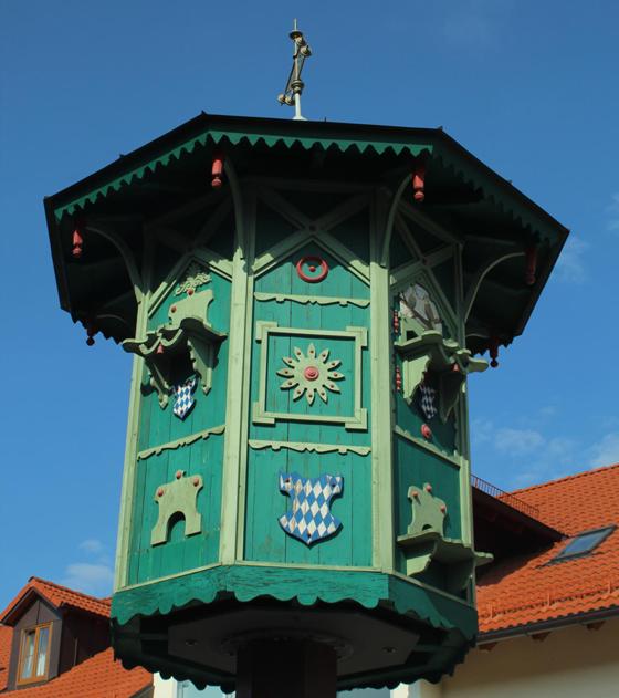 Neben den erwarteten Schlössern, Kirchen und Kapellen sind zum Beispiel auch der Ismaninger Wasserturm (links) und ein Taubenhaus in Landsham als Baudenkmäler eingetragen und geschützt. Foto: Nichtrauscher/CC BY-SA 3.0, Wikimedia Commons/CC BY-SA 3.0