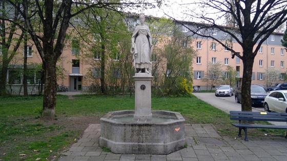 Der Auia-Brunnen in der Lilienstraße zeigt eine Allegorie die Vorstadt Au. Foto: bs